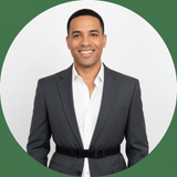 Circular portrait of influencer Jordan Hayes, smiling confidently and wearing the SlimFit Lock-Free Belt.